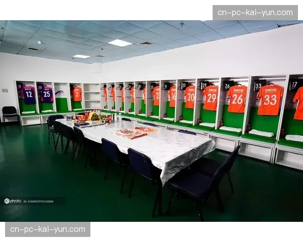 特写:客队更衣室管理员调试视频回放设备,确保中场休息分析顺利进行 特写:客队更衣室管理员调试视频回放设备,确保中场休息分析顺利进行