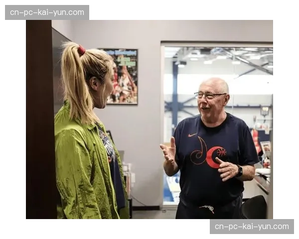 特写:重伤归来,华盛顿神秘人球员夏奇拉·奥斯汀在训练馆的加练清晨 特写:重伤归来,华盛顿神秘人球员夏奇拉·奥斯汀在训练馆的加练清晨