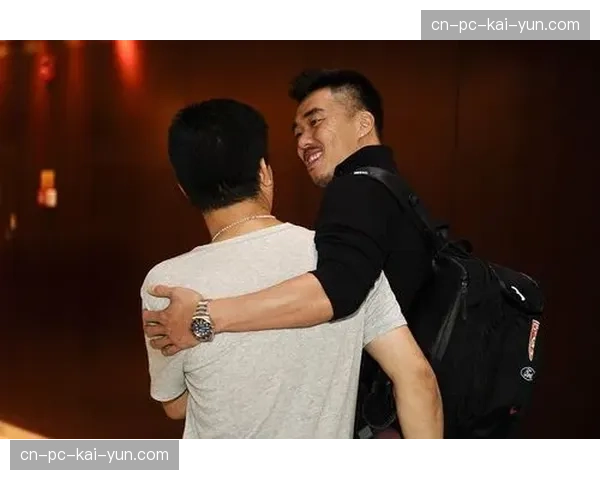 场上硬汉场下暖男：武汉三镇刘殿座赛后绕场致谢，与每位球迷握手签名